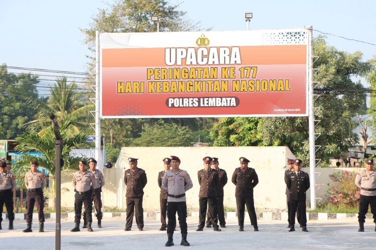 Upacara Hari Kebangkitan Nasional Tahun 2025, Kapolres Lembata Berikan Penghargaan Kepada anggota polres Lembata yang Berprestasi