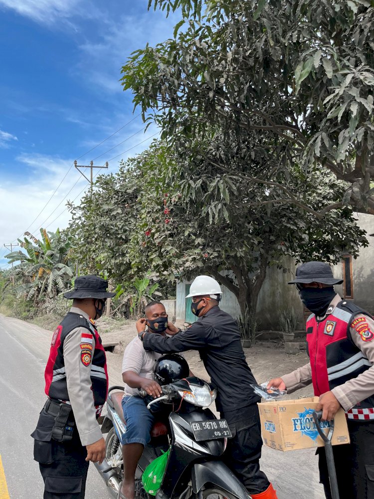 *Polri untuk Masyarakat: Hadir Humanis di Tengah Bencana Erupsi Lewotobi Laki-Laki*