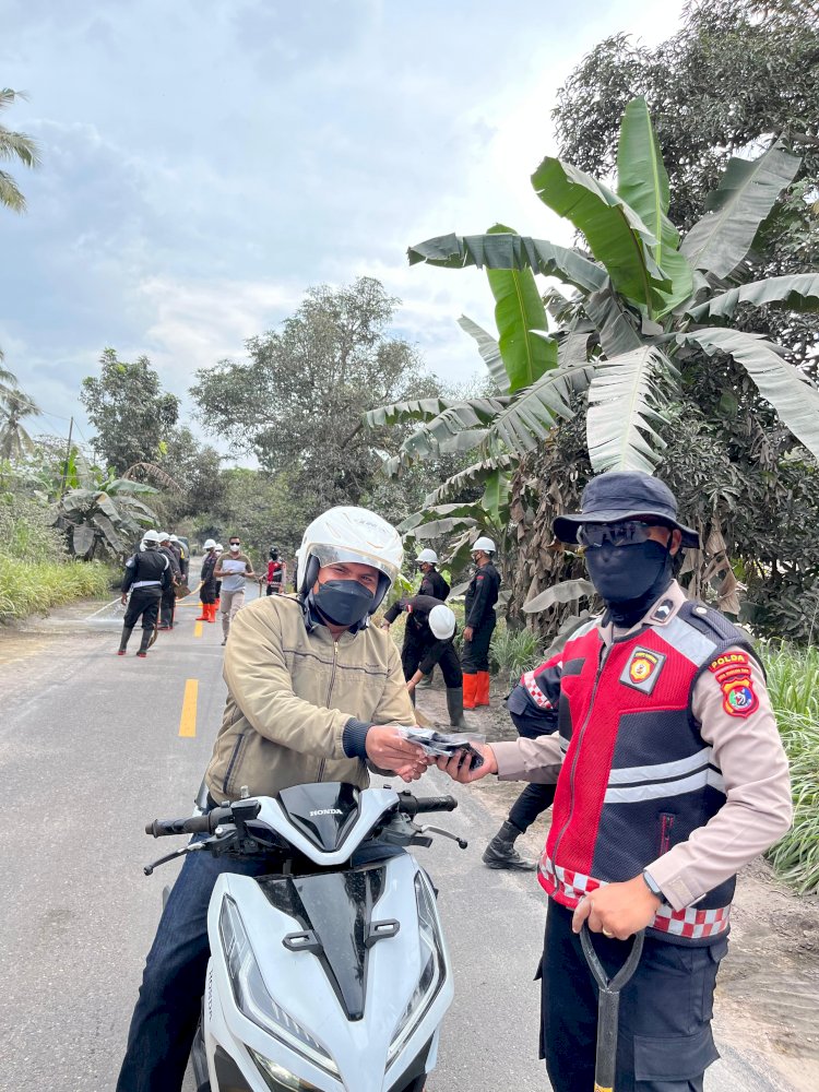 *Polri untuk Masyarakat: Polda NTT Imbau Warga Waspada Erupsi Gunung Lewotobi Laki-Laki*