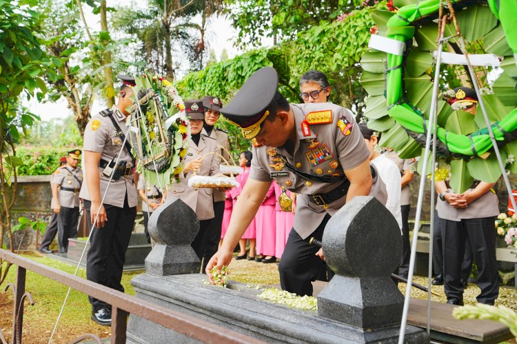 Jelang Hari Bhayangkara, Kapolri Ziarah ke Makam BJ Habibie hingga Hoegeng