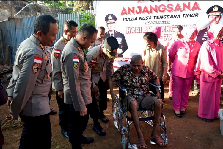 *Polri Untuk Masyarakat, Kapolda NTT Irjen Pol. Rudi Darmoko Berikan Bantuan Kursi Roda Untuk Anggota yang Derita Penyakit Menahun*