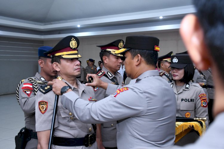 Tongkat Kepemimpinan Polres Lembata Di Serahkan Oleh Akbp I Gede Eka Putra Astawa S.H., S.I.K Kepada Kapolres Lembata Yang Baru