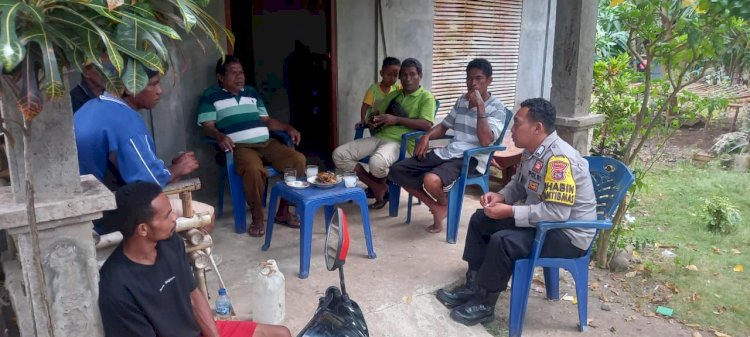 Bhabinkamtibmas BRIPKA Mohamad Saiful Abdullah Sambangi warga desa binaan Sampaikan Imbauan Kamtibmas.