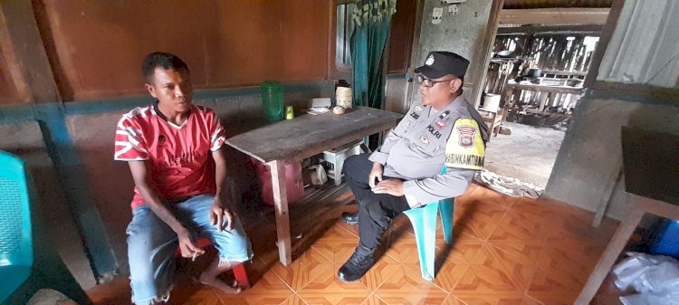 Bhabinkamtibmas Polres Lembata Sambangi Warga Desa Riabao untuk Wujudkan Kondusifitas di Tengah Masyarakat