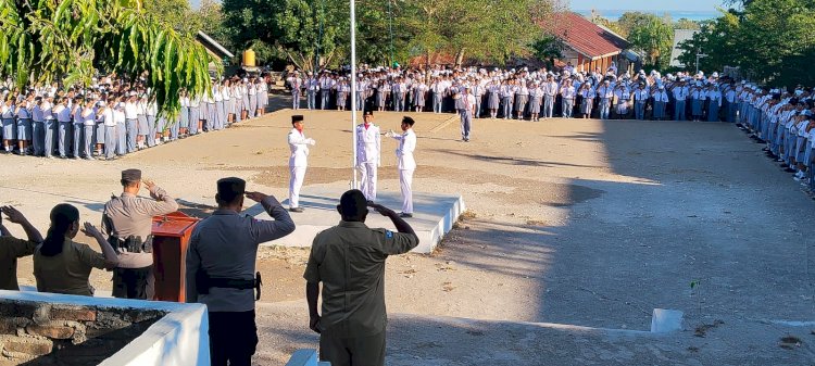 Upacara Bendera di SMAN I Nubatukan: Waka Polres Lembata Ajak Siswa Jaga Kamtibmas dan Disiplin