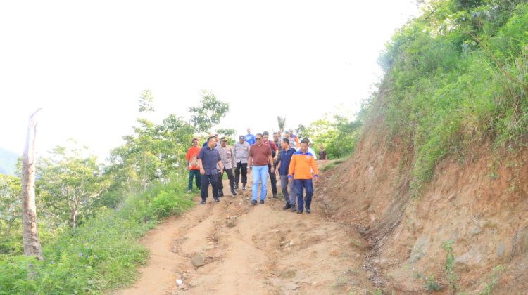 Wakapolda NTT Kunjungi SMPN 48 Sa Ate Gaikiu, Salurkan Bantuan bagi Sekolah Terdampak Bencana