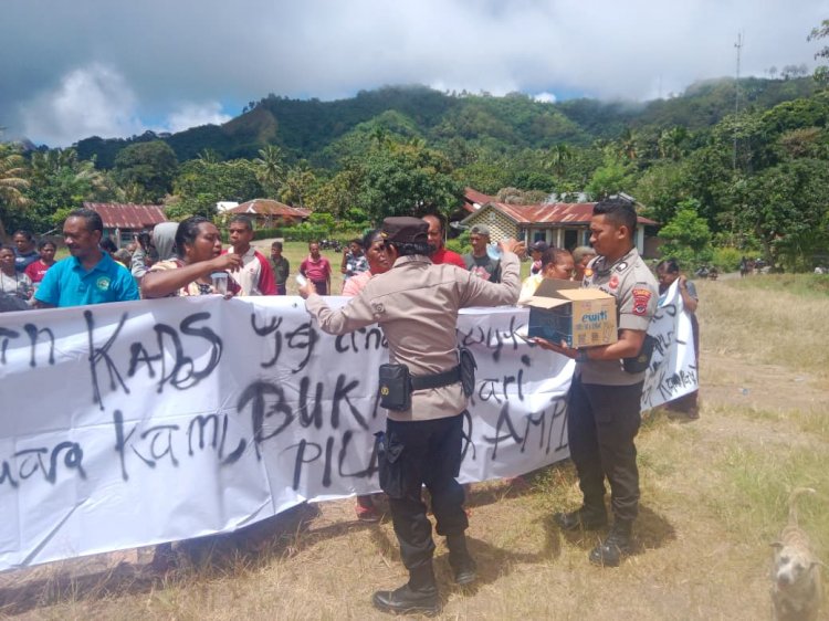 Tidak Hanya Amankan Aksi, Polwan Polres Lembata Bagikan Air Minum Kepada Massa