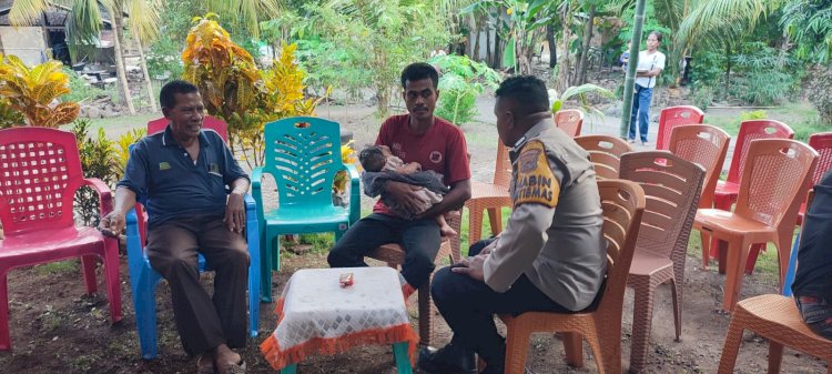 BHABINKAMTIBMAS DESA LUSIDUAWUTUN SAMBANG DAN BERIKAN PESAN-PESAN KAMTIBMAS PADA ACARA SYUKURAN PERMANDIAN DI DESA BINAANYA.