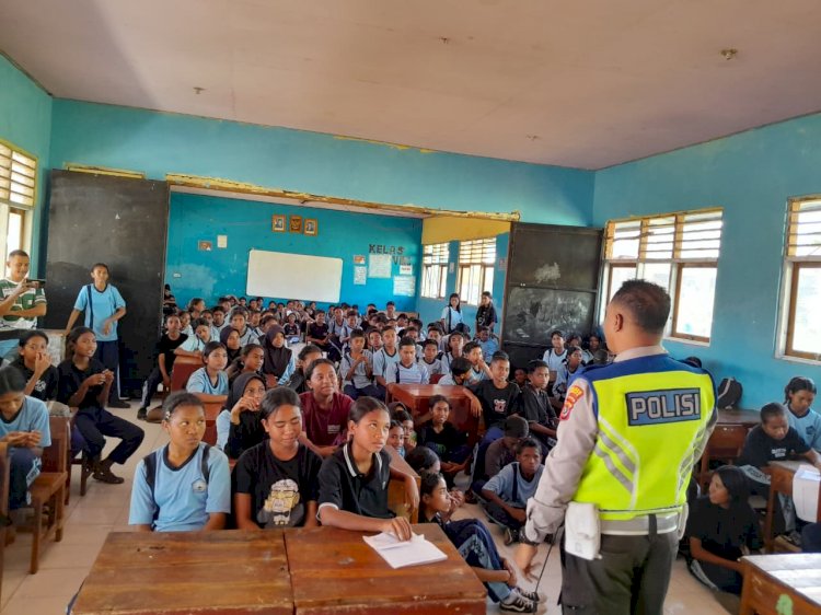 SAT LANTAS POLRES LEMBATA LAKSANAKAN KEGIATAN POLICE GOES TO SCHOOL DI SMP NEGERI 2 NUBATUKAN