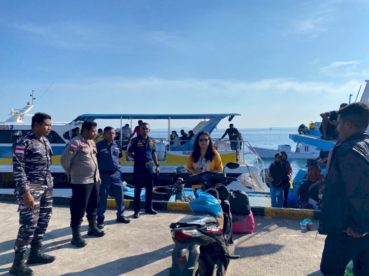KP3 Polres Lembata Lakukan Pengecekan Kedatangan dan Keberangkatan Kapal di Pelabuhan Laut Lewoleba.