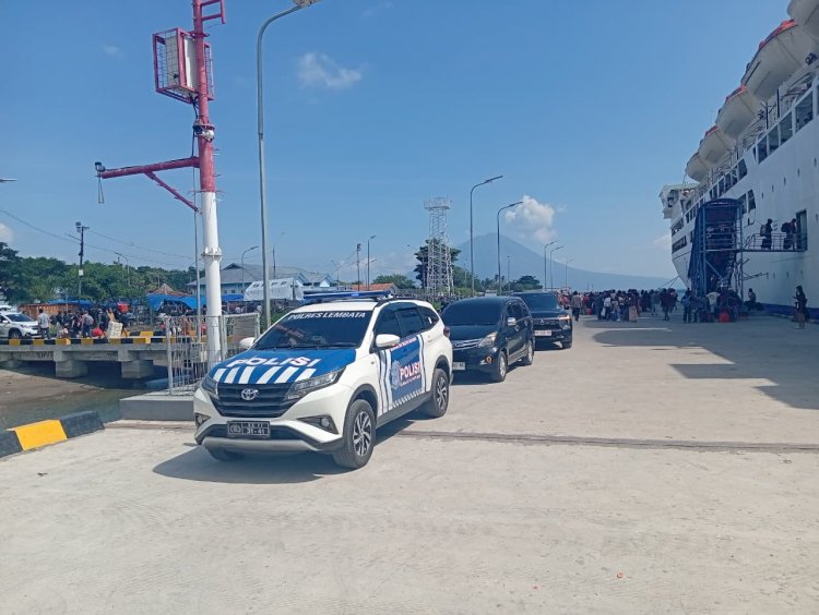 Polres Lembata Jemput dan Kawal Kedatangan Jemaah Haji Asal Kabupaten Lembata di Pelabuhan Laut Lewoleba.