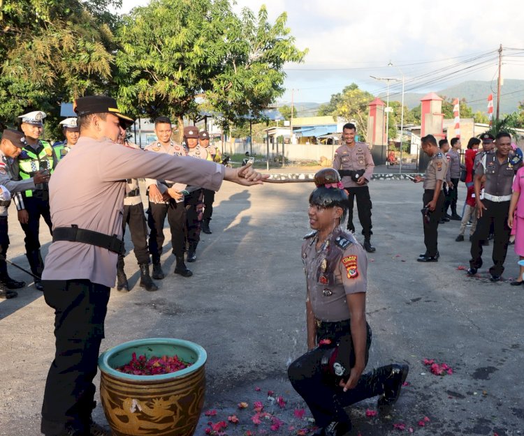 Momen Haru dan Penuh Kebanggaan, 39 Personel Polres Lembata Terima Kenaikan Pangkat pada Hari Bhayangkara ke-80.