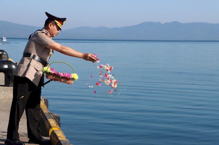 Polres Lembata Gelar Upacara Tabur Bunga di Pelabuhan Laut Lewoleba, Mengenang Jasa Para Pahlawan dalam Rangka Hari Bhayangkara ke-80.