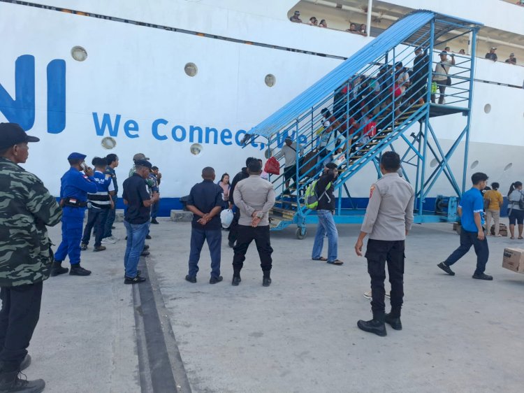 KP3 Polres Lembata Lakukan Pengamanan Kedatangan KM Tidar di Pelabuhan Laut Lewoleba.