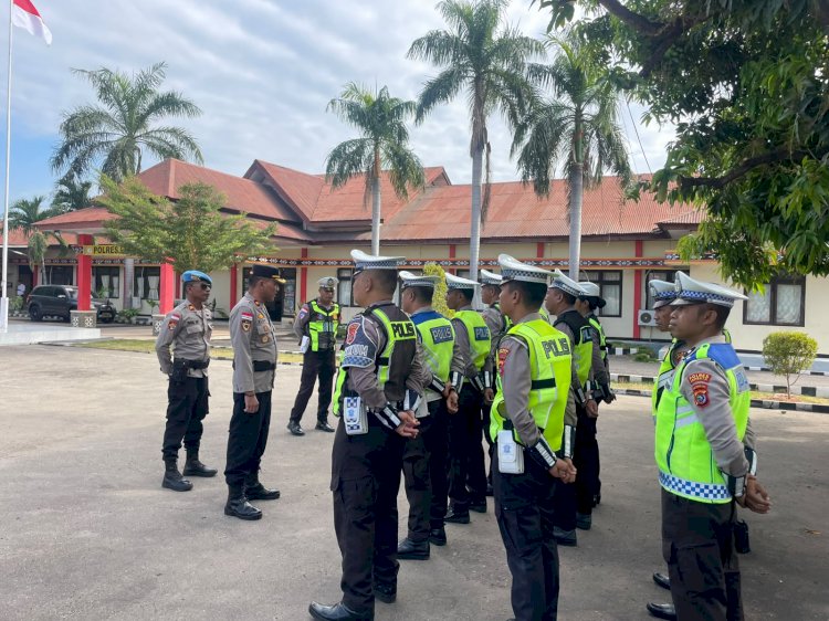 Waka Polres Lembata Berikan Arahan dan Lakukan Pengecekan Personel Satlantas Sebelum Bertugas di Lapangan.