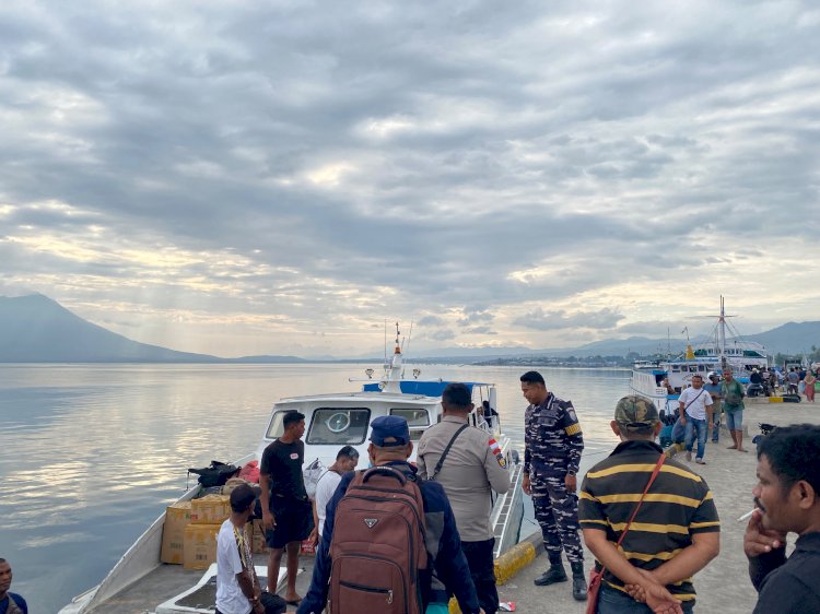 KP3 Polres Lembata Bersama TNI AL Perkuat Sinergi dalam Pengamanan Aktivitas Penyeberangan di Pelabuhan Laut Lewoleba.