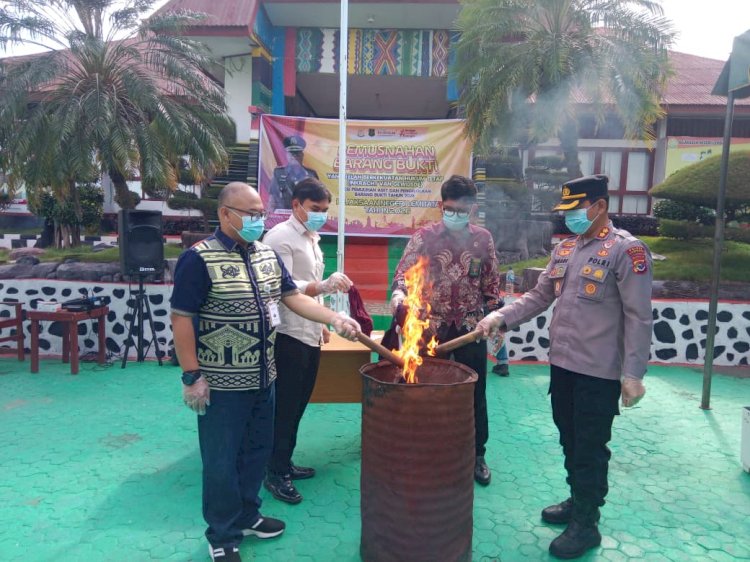 Wujud Sinergitas Polri dan Kejaksaan, Kapolres Lembata Hadiri Pemusnahan Barang Bukti Tindak Pidana Berkekuatan Hukum Tetap