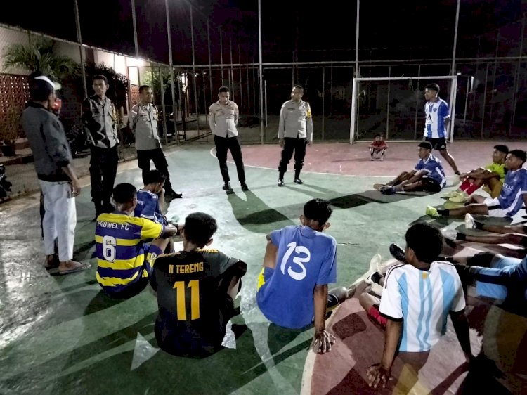 Patroli Dialogis, Anggota Pospol Lebatukan Sambangi Anak Muda Desa Hadakewa yang Sedang Berolahraga.
