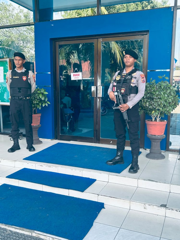 Jaga Keamanan Objek Vital, Personel Satuan Samapta Polres Lembata Berikan Pengamanan dan Pelayanan Terbaik kepada Masyarakat.