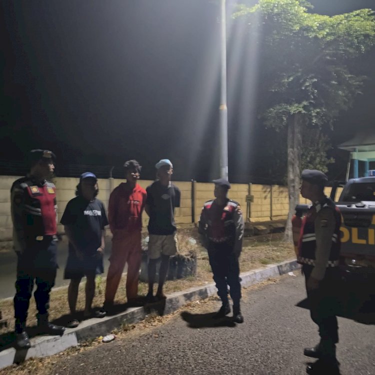 Pastikan Situasi Kamtibmas Tetap Aman, Kasat Samapta Polres Lembata Pimpin Patroli dan Pemantauan Aktivitas Masyarakat di Malam Hari.