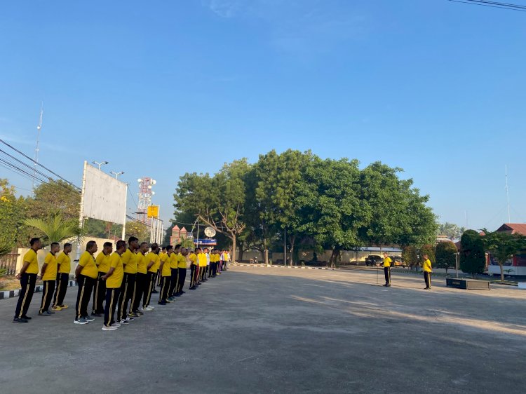 TINGKATKAN KEBUGARAN DAN KESEHATAN JASMANI, ANGGOTA POLRES LEMBATA LAKSANAKAN APEL PAGI DAN OLAHRAGA BERSAMA.