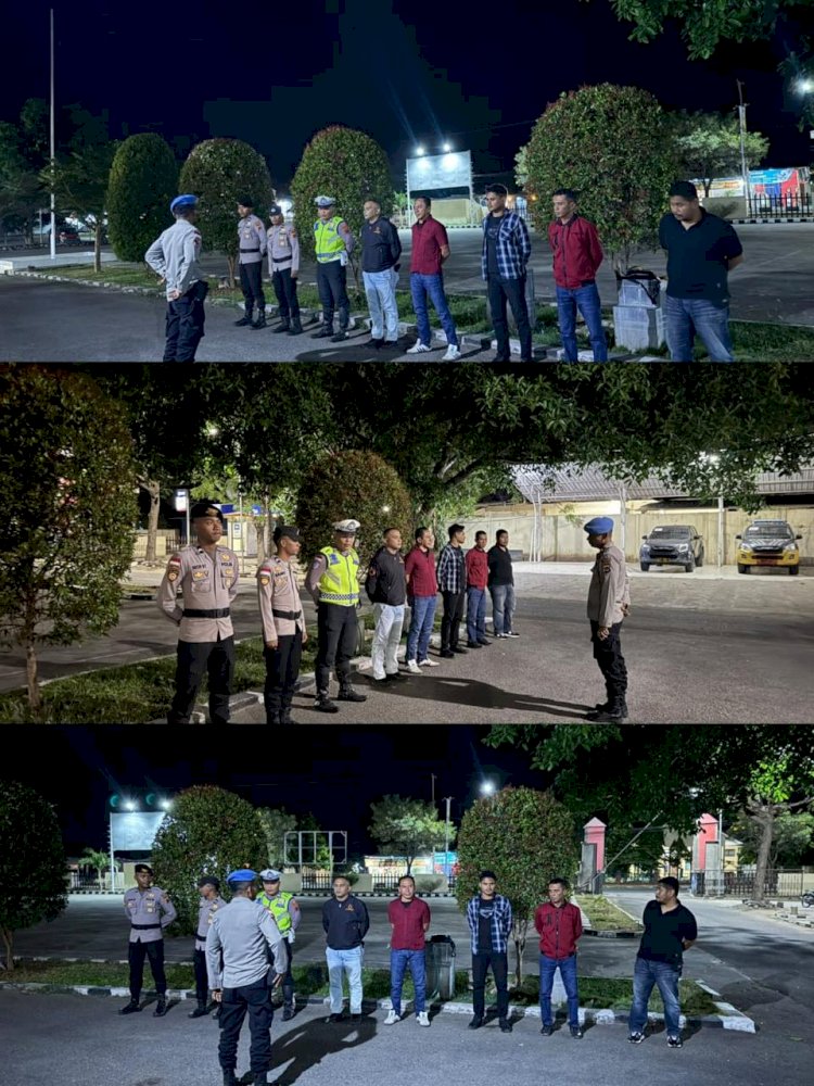 PASTIKAN KESIAPSIAGAAN PERSONEL, KASI PROPAM POLRES LEMBATA CEK ANGGOTA PIKET JAGA PADA MALAM HARI.