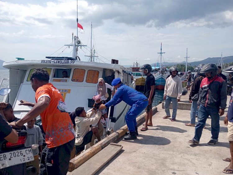 PASTIKAN PELAYARAN AMAN DAN LANCAR, KP3 LAUT DAN SATPOLAIRUD POLRES LEMBATA LAKSANAKAN PEMANTAUAN KAPAL PENYEBERANGAN.