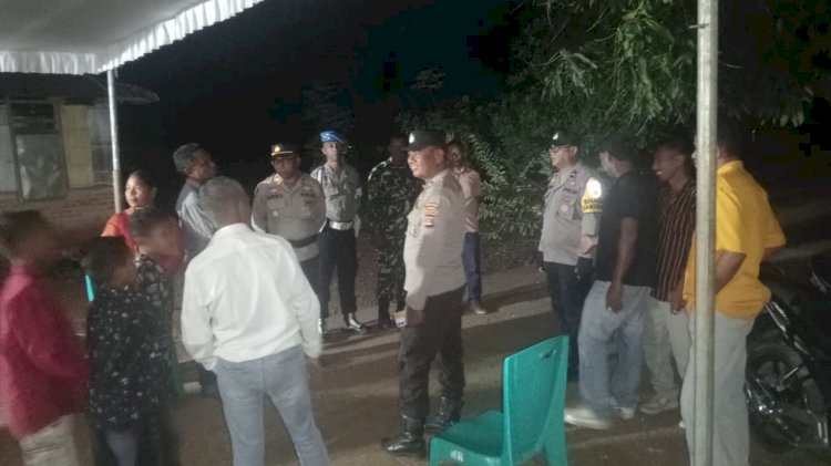 Sinergitas Polri dan TNI Jaga Keamanan, Polsek Nagawutung dan Koramil Loang Patroli Bersama di Acara Syukuran Pernikahan.