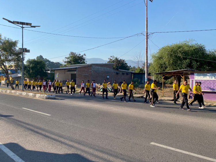 Jumat Sehat, Polres Lembata Gelar Jalan Santai untuk Tingkatkan Kebugaran dan Pererat Kebersamaan Personel.