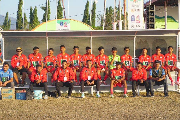 Dua Polisi Berprestasi Antar Tim Persebata U-17 Berlaga di Soeratin Cup Kabupaten Sikka, Wujud Nyata Dukungan Polri bagi Generasi Muda.