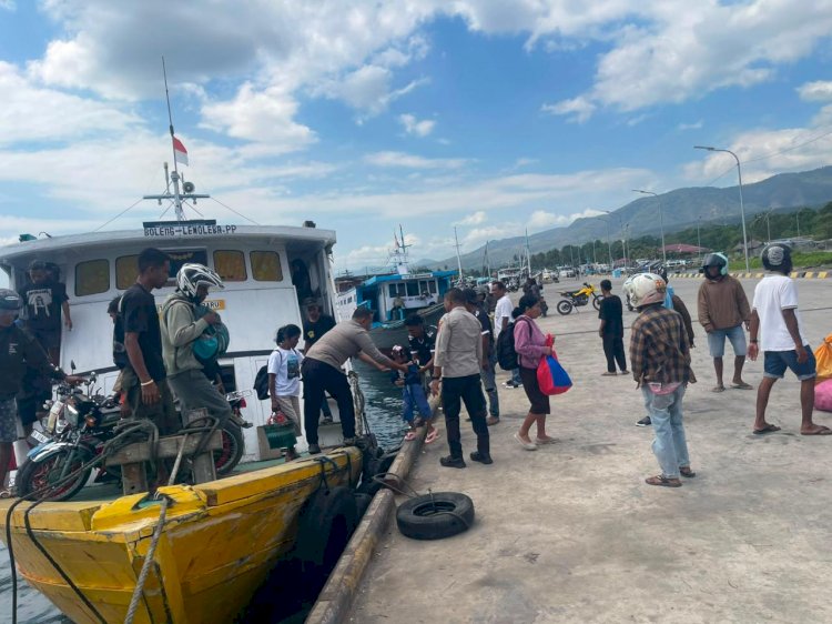 KP3 Polres Lembata Amankan Keberangkatan Kapal dan Bantu Penumpang, Wujudkan Pelayanan Humanis di Pelabuhan Lewoleba.