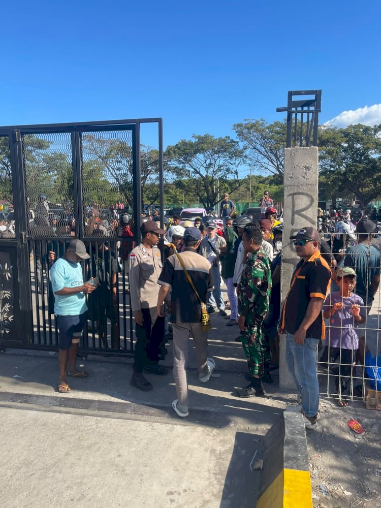 KP3P Laut/Udara Lewoleba Bersama Instansi Terkait Amankan Kedatangan dan Keberangkatan KM Bukit Siguntang, Pelayanan Penumpang Berjalan Aman dan Lancar.