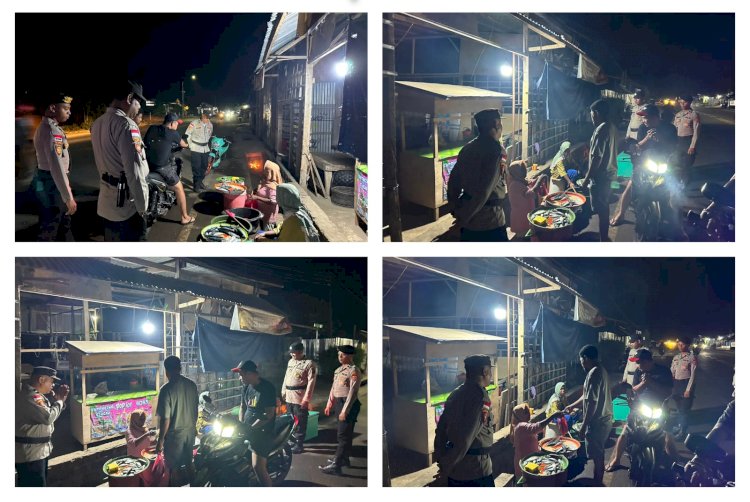 PASTIKAN AKTIVITAS MASYARAKAT MALAM HARI TETAP AMAN, PIKET FUNGSI POLRES LEMBATA GELAR PATROLI DAN SAMBANGI PENJUAL IKAN SERTA ANAK MUDA DI JALAN TRANS WANGATOA.