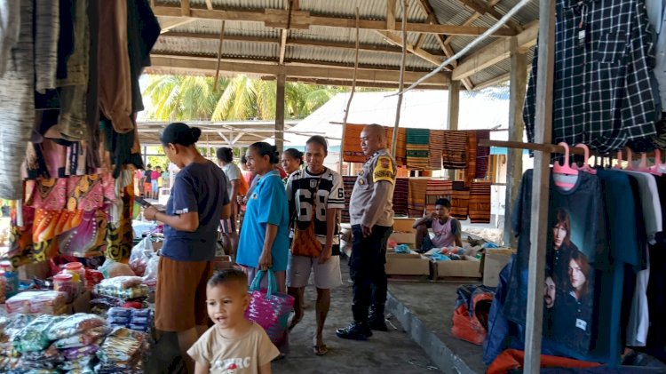 Bhabinkamtibmas Desa Lamaau Intensifkan Patroli dan Sambang di Pasar Lamatokan, Ajak Warga Wujudkan Kamtibmas yang Aman dan Kondusif.