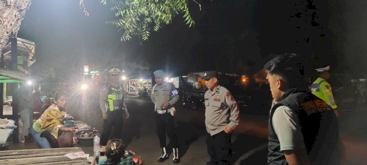 Patroli Dialogis Presisi Polres Lembata Sambangi Pedagang dan Anak Muda, Jaga Kamtibmas Tetap Kondusif.