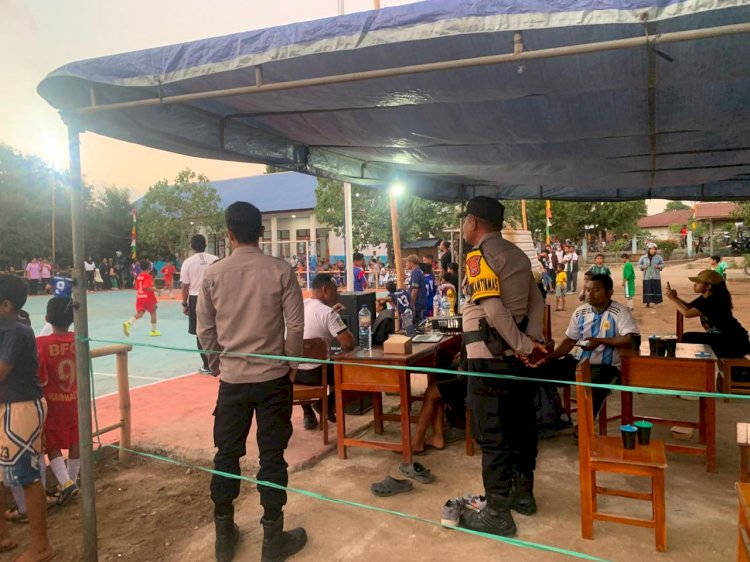 Bhabinkamtibmas Polsek Nubatukan Laksanakan Pengamanan Turnamen Futsal Antar-SD Se-Kabupaten Lembata, Ciptakan Rasa Aman dan Nyaman.