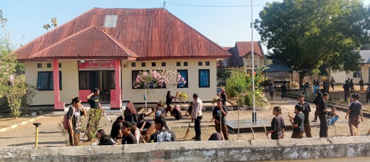 Sambut Hari Pramuka, Siswa-Siswi SMA Negeri 1 Nagawutung Gelar Bakti Sosial di Polsek Nagawutung.