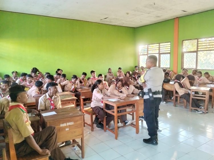 Bhabinkamtibmas Desa Wailolong Bekali Siswa SMA Balauring dengan Pengetahuan Survival di Alam Bebas.