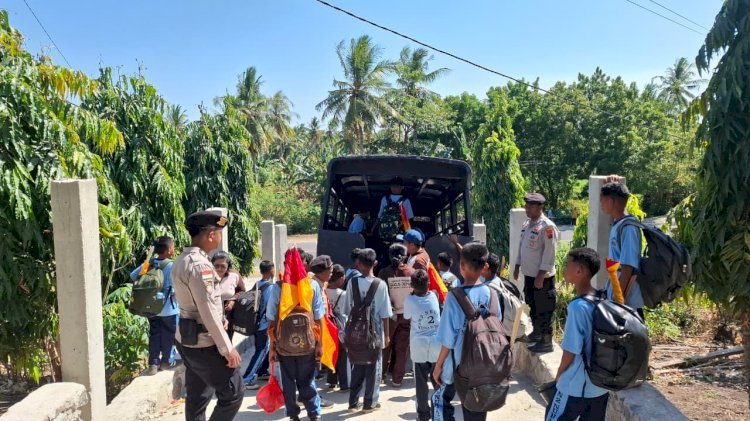 at Samapta Polres Lembata Kawal dan Antar Siswa SMP Negeri 2 Nubatukan, Pastikan Kegiatan Pramuka Berjalan Aman.