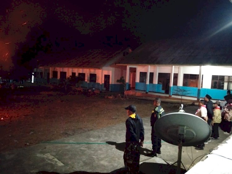 Bhabinkamtibmas dan Babinsa Amankan Malam Api Unggun Siswa SMA 1 Balauring.