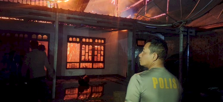 Kapolres Lembata Turun Langsung ke Lokasi Kebakaran di Rayuan Kelapa, Pastikan Penanganan Berjalan Aman.
