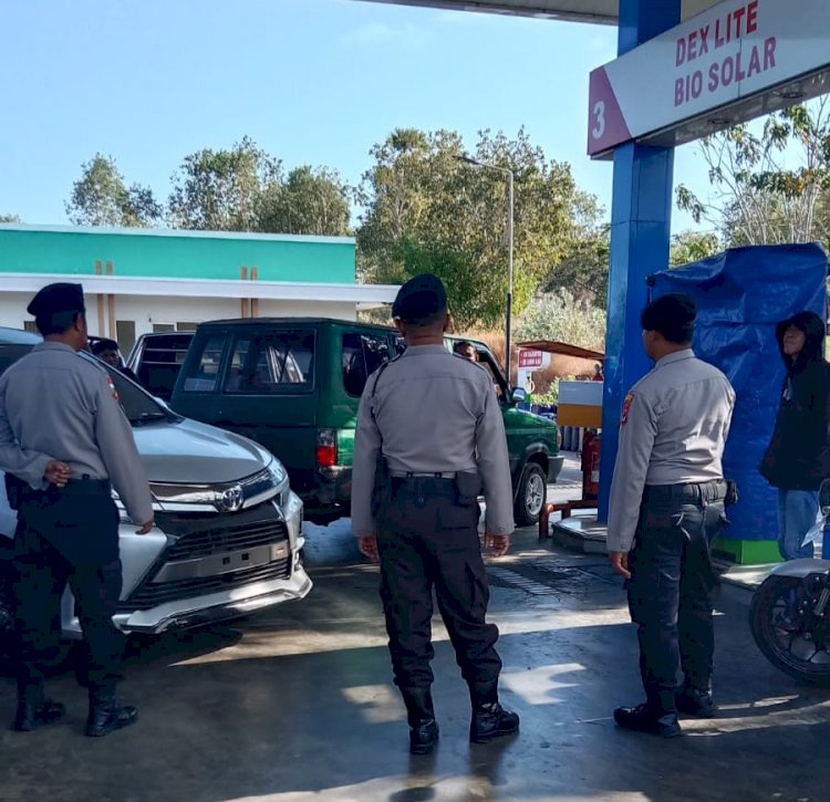 Patroli Perintis Presisi Sat Samapta Polres Lembata Hadir di SPBU Waijarang, Jaga Kamtibmas dan Kelancaran Antrean BBM.