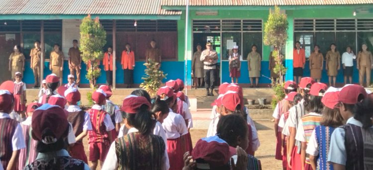 KAPOLSEK NUBATUKAN JADI IRUP UPACARA BENDERA DI SD INPRES I WAIKOMO, AJAK PELAJAR JADI GENERASI BERPRESTASI DAN BERAKHLAK.