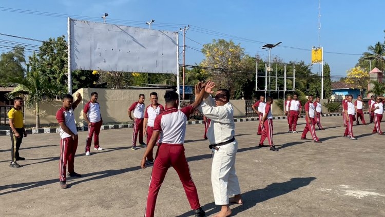 Tingkatkan Ketangkasan dan Kesiapsiagaan, Personel Polres Lembata Laksanakan Olahraga Beladiri Bersama.