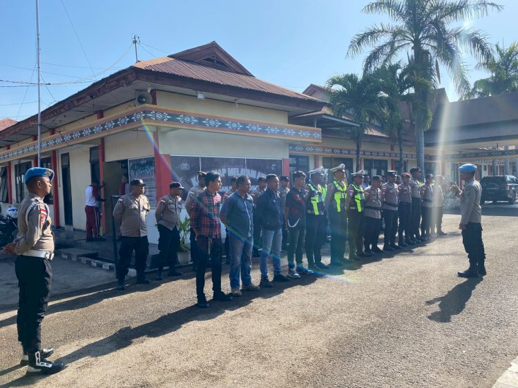 Propam Polres Lembata Cek Sikap Tampang Personel Piket, Tekankan Disiplin dan Hindari Pelanggaran.