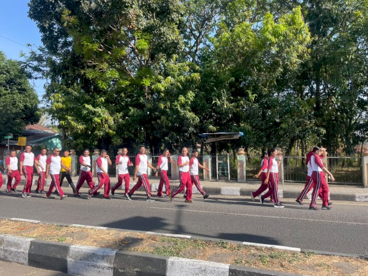 Selasa Sehat, Anggota Polres Lembata Jalan Santai Bersama Jaga Kebugaran Tubuh.