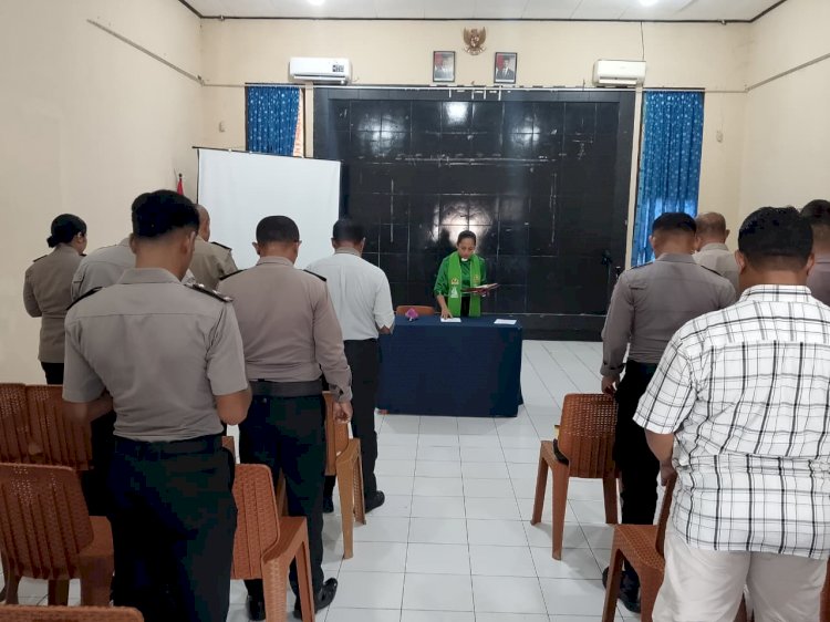 PERKUAT IMAN DAN MORAL, ANGGOTA POLRES LEMBATA IKUTI PEMBINAAN ROHANI DAN MENTAL SEBELUM BERTUGAS.