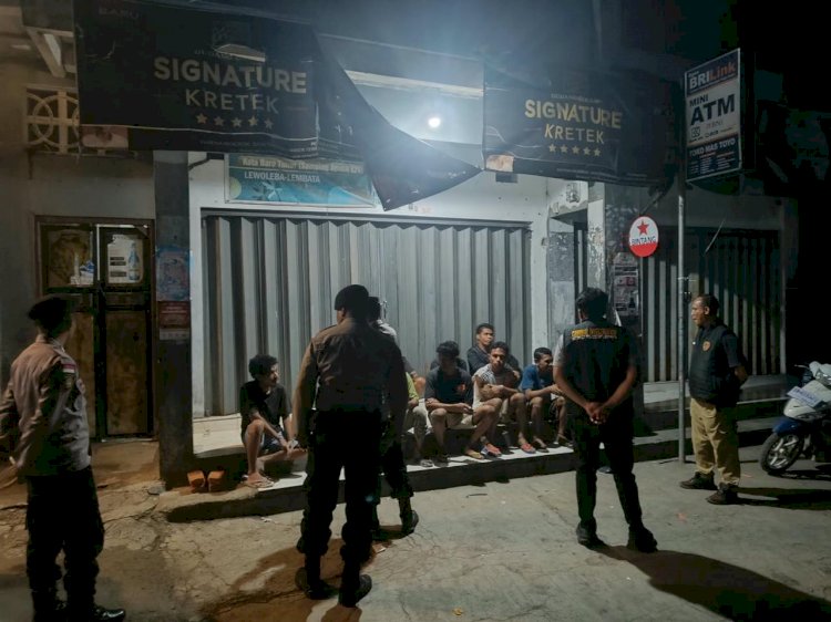 Respons Cepat Pengaduan Call Center 110, Patroli Gabungan Siaga Reserse dan Lantas Polres Lembata Sambangi Lokasi Anak Muda yang Nongkrong pada Malam Hari.