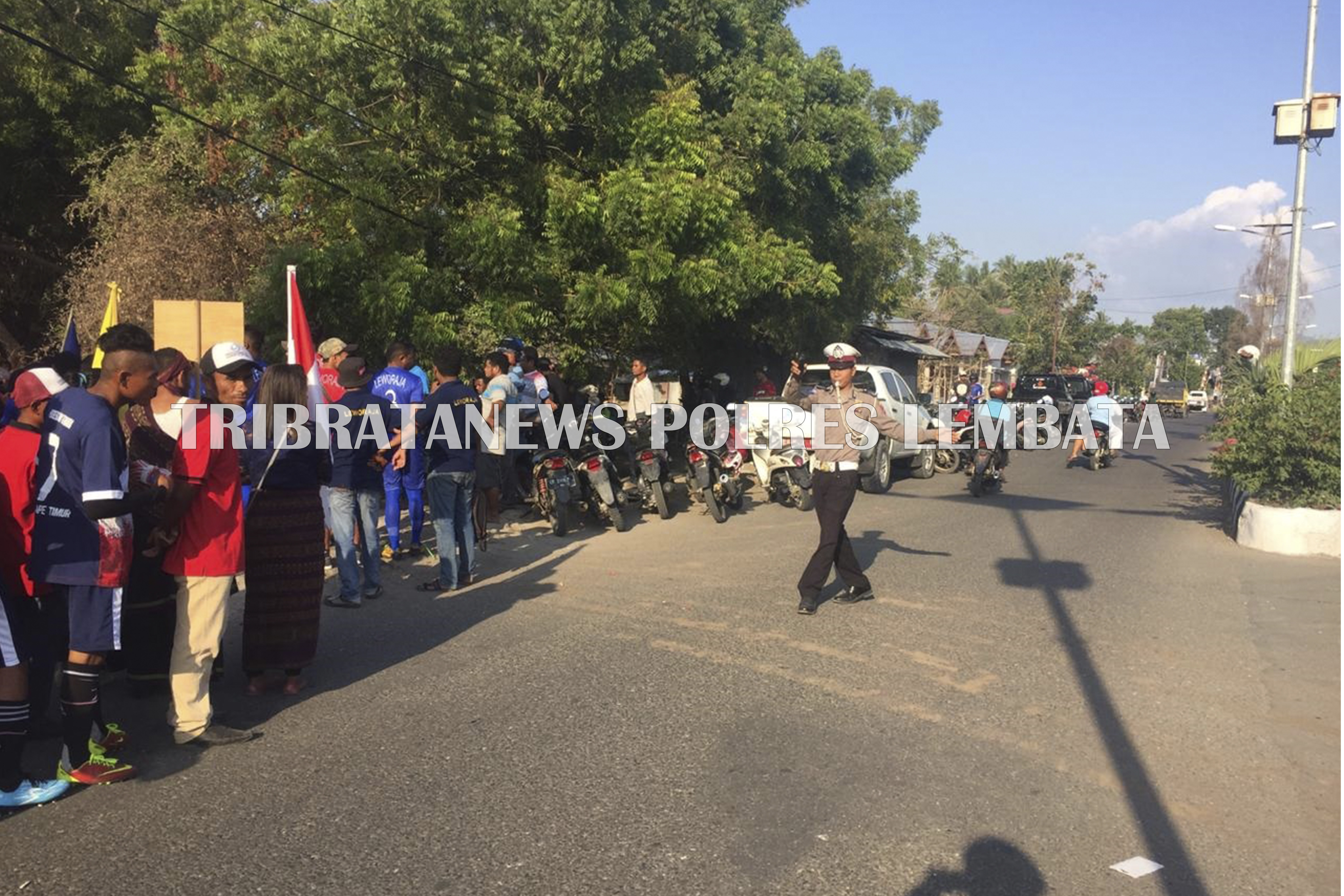 SATUAN LALU LUNTAS POLRES LEMBATA LAKUKAN HAL INI SAAT PEMBUKAAN GALA DESA SE KABUPATEN LEMBATA