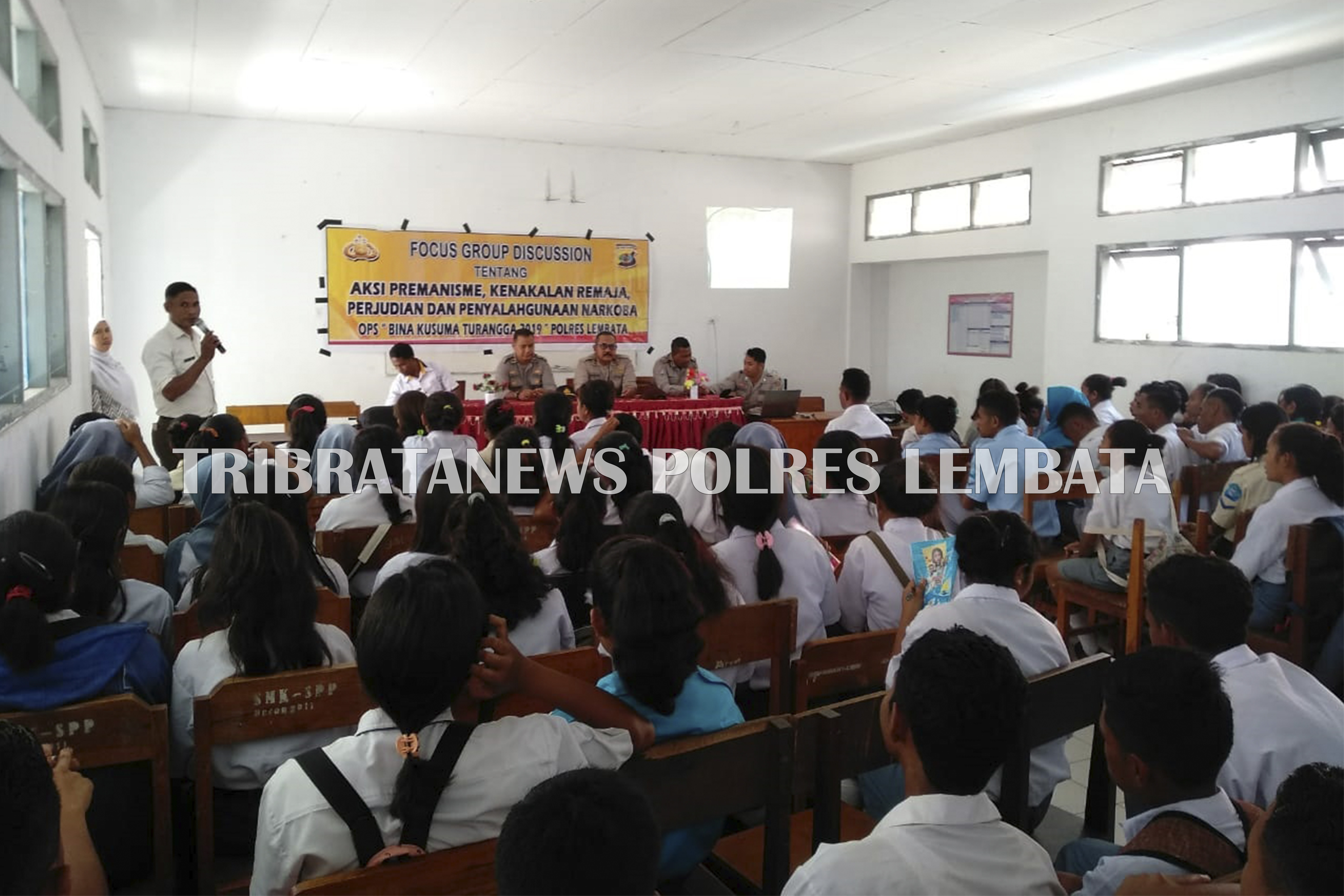 DALAM RANGKA OPERASI BINA KUSUMA, POLRES LEMBATA LAKUKAN KEGIATAN DISKUSI DI SALAH SATU SEKOLAH DI LEMBATA